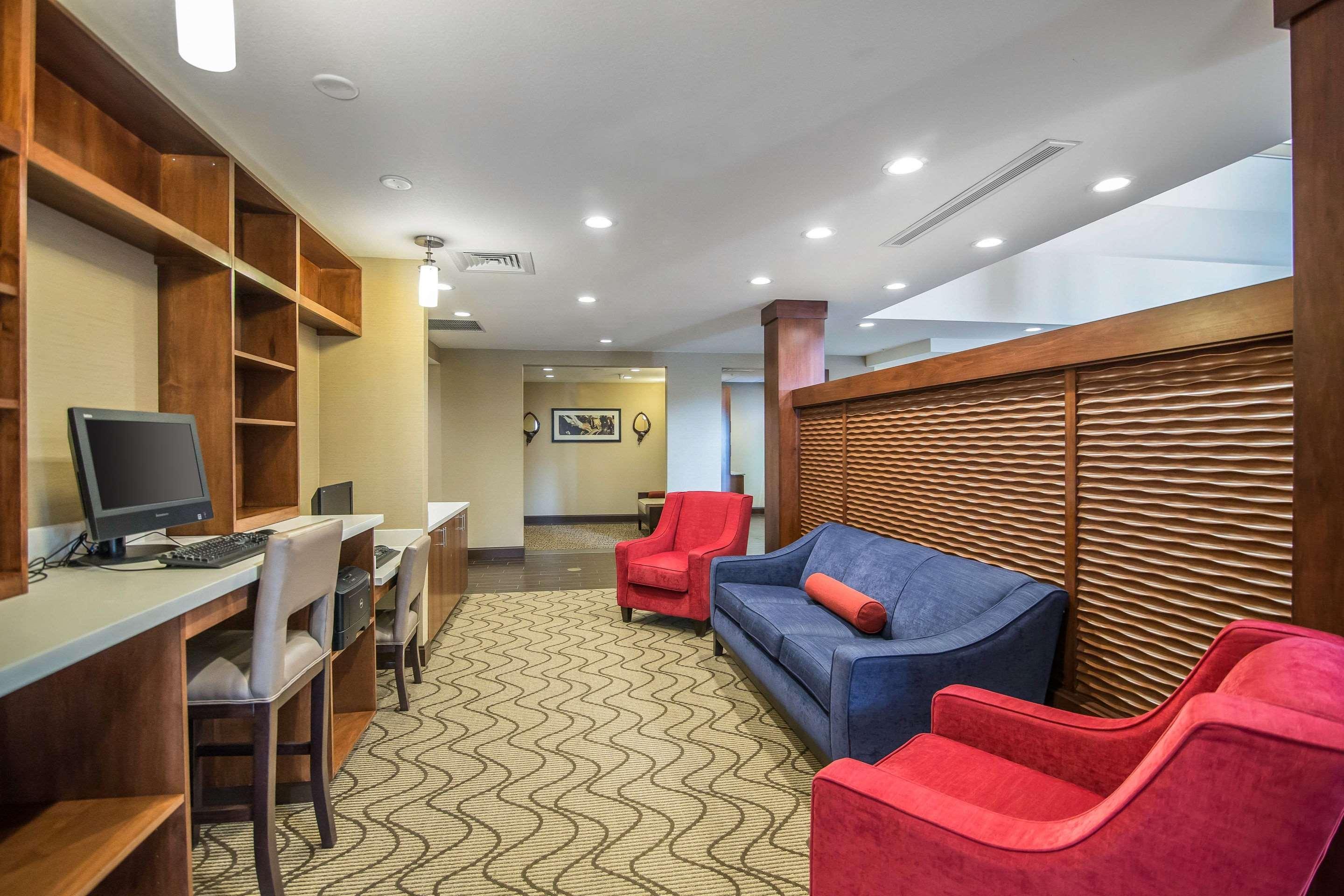 Comfort Suites - Додж Сити Екстериор снимка